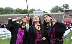 澳门威尼斯人官网 与吉祥物互动 荣耀时刻与家人分享 一家人的喜悦 开心时刻